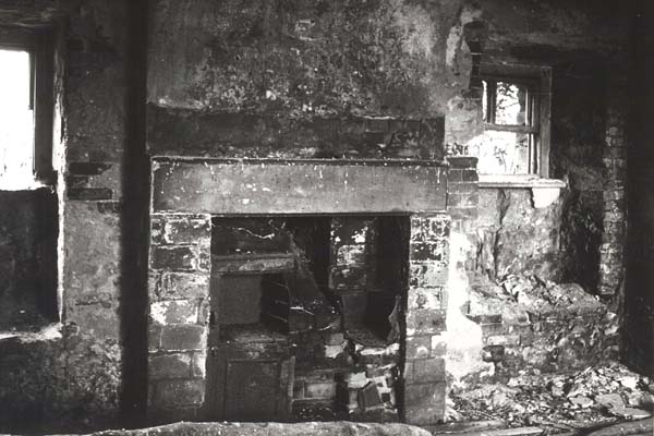 Chateau-restoration-ruinedfireplace-600x400