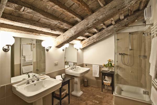 Villadeivescovi-vigneto-interior-bathroom-600x400