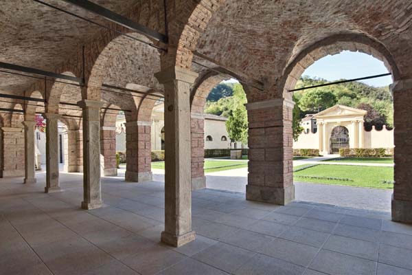 VillaDeiVescovi-exterior-cloisters-600x400