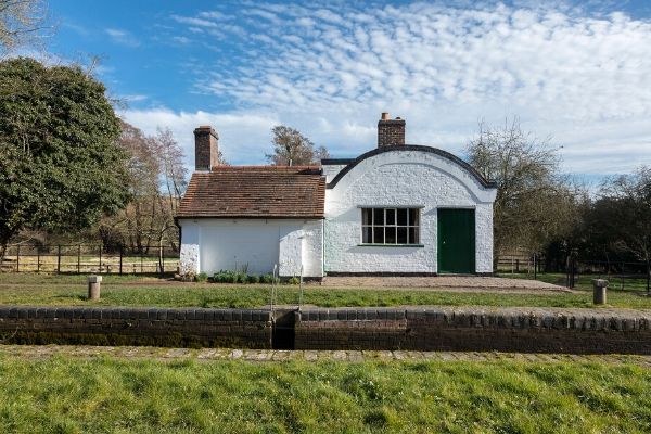 lengthsmans-cottage-exterior-front-carousel-600x400