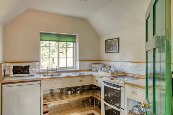 Lengthsmans-cottage-interior-kitchen-600x400