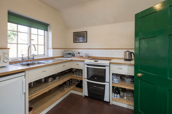 Lengthsmans-cottage-interior-kitchen2-600x400