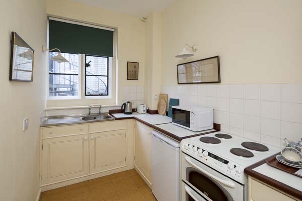 StewardsHouse-interior-kitchen-600x400