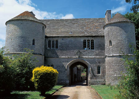 WolvertonGatehouse-exterior-main-450x321